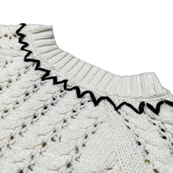 Elegant V-Neck Sweater with Black Accents - Picture 6 of 10